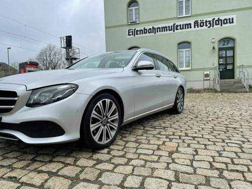 MB vor einen Museum