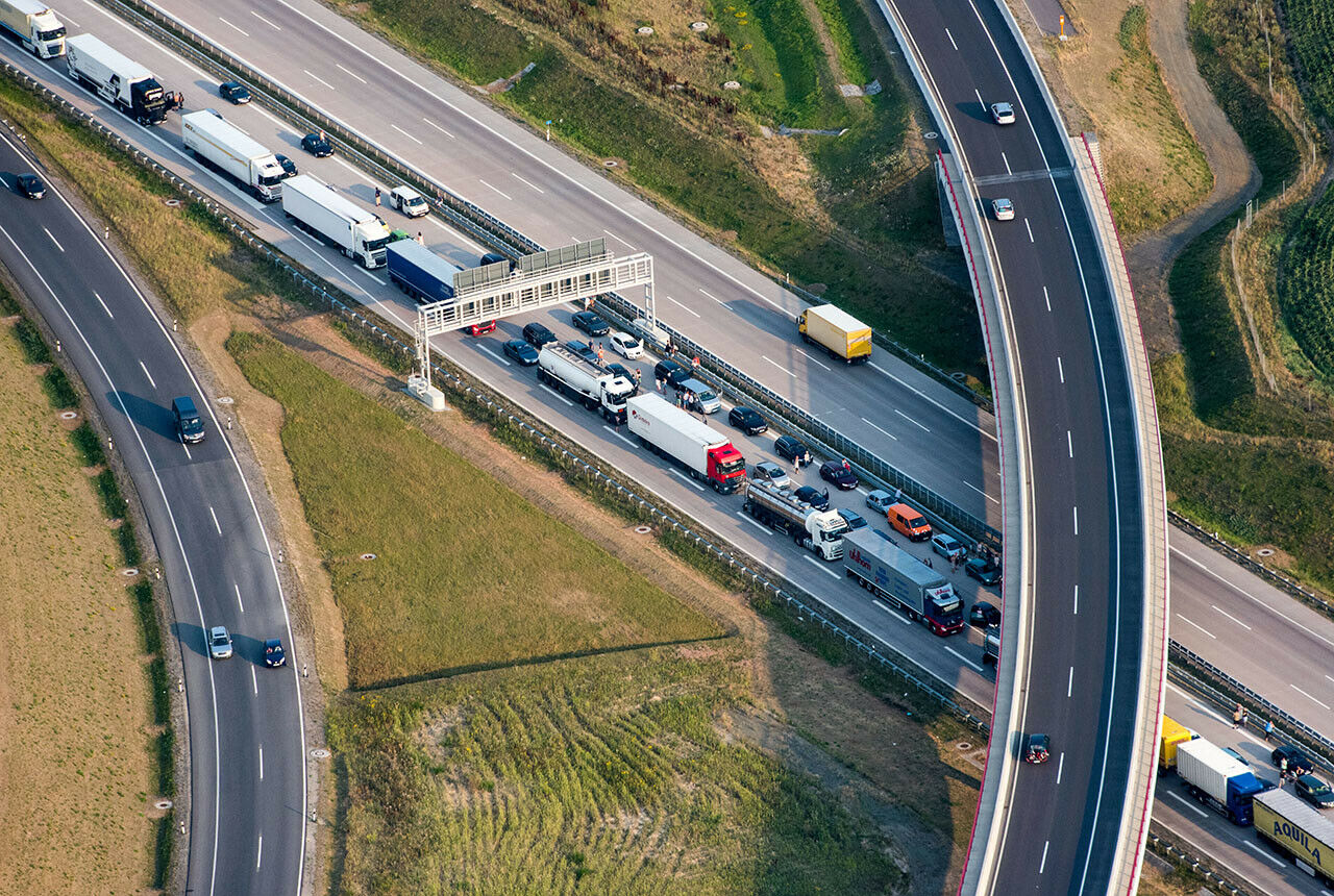 Die Stau-Bilanz des ADAC für 2016 zeigt einen neuen Rekord. 694.000 Staus gab es im vergangenen Jahr