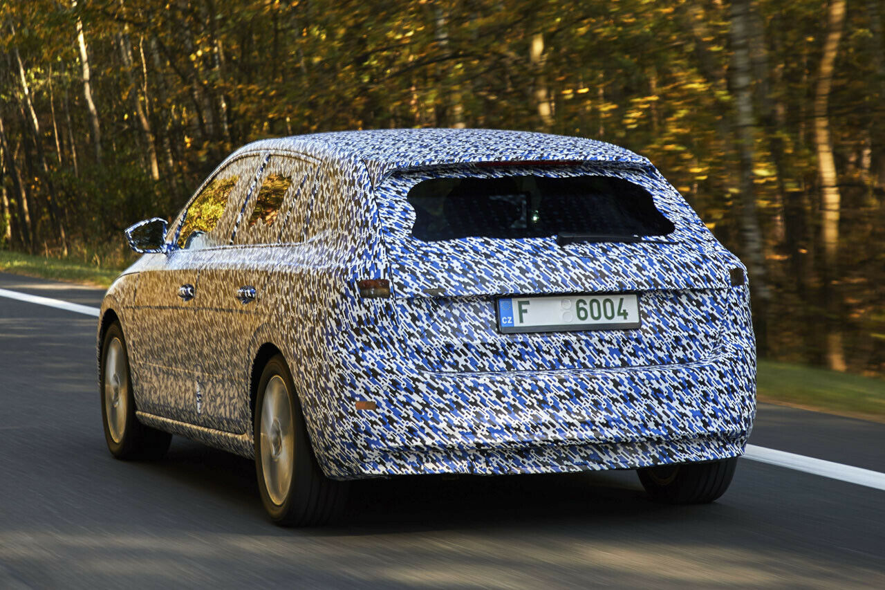 Der Skoda Scala trägt für einen großen Kofferraum einen langen hinteren Überhang. Vorn dagegen wird der Überhang im Vergleich zum Rapid kürzer