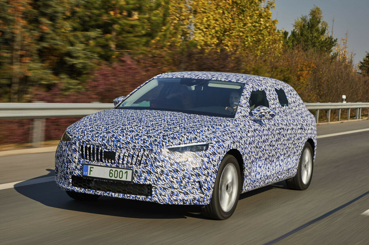Man sieht es hier nicht, aber: Der Scala zeigt als erster Skoda die Weiterentwicklung des Markendesigns. Wohin es geht, zeigte die Studie "Vision RS": Skoda wird etwas runder, vor allem an der Motorhaube und im Innenraum