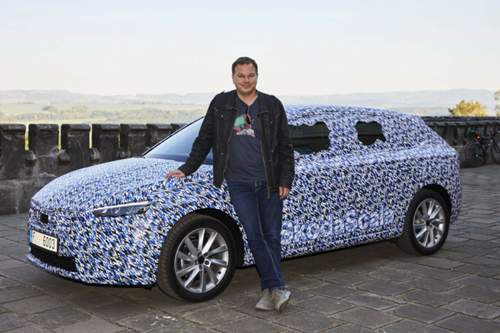 MOTOR-TALK-Redakteur Björn Tolksdorf mit dem Skoda Scala: Design und Innenraum will Skoda erst im November zeigen, fahren konnten wir jetzt schon