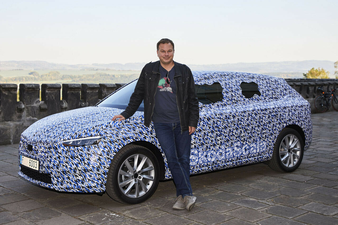 MOTOR-TALK-Redakteur Björn Tolksdorf mit dem Skoda Scala: Design und Innenraum will Skoda erst im November zeigen, fahren konnten wir jetzt schon