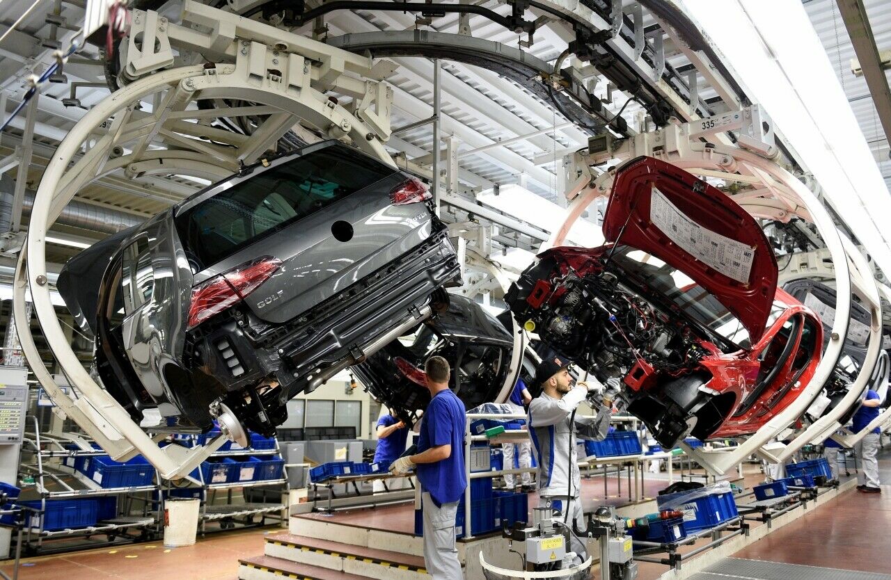 Bis September 2017 wurden bei deutschen Autoherstellern und Zulieferern im Durchschnitt 818.000 Mitarbeiter beschäftigt