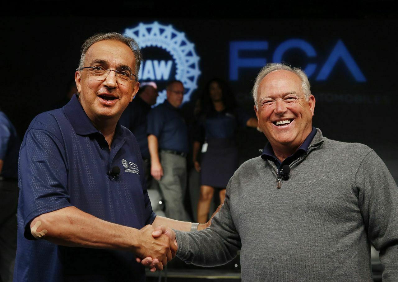 Fiat-Chef Sergio Marchionne (l.) und Gewerkschaftsboss Dennis Williams haben es geschafft: Nun müssen die UAW-Mitglieder noch zustimmen