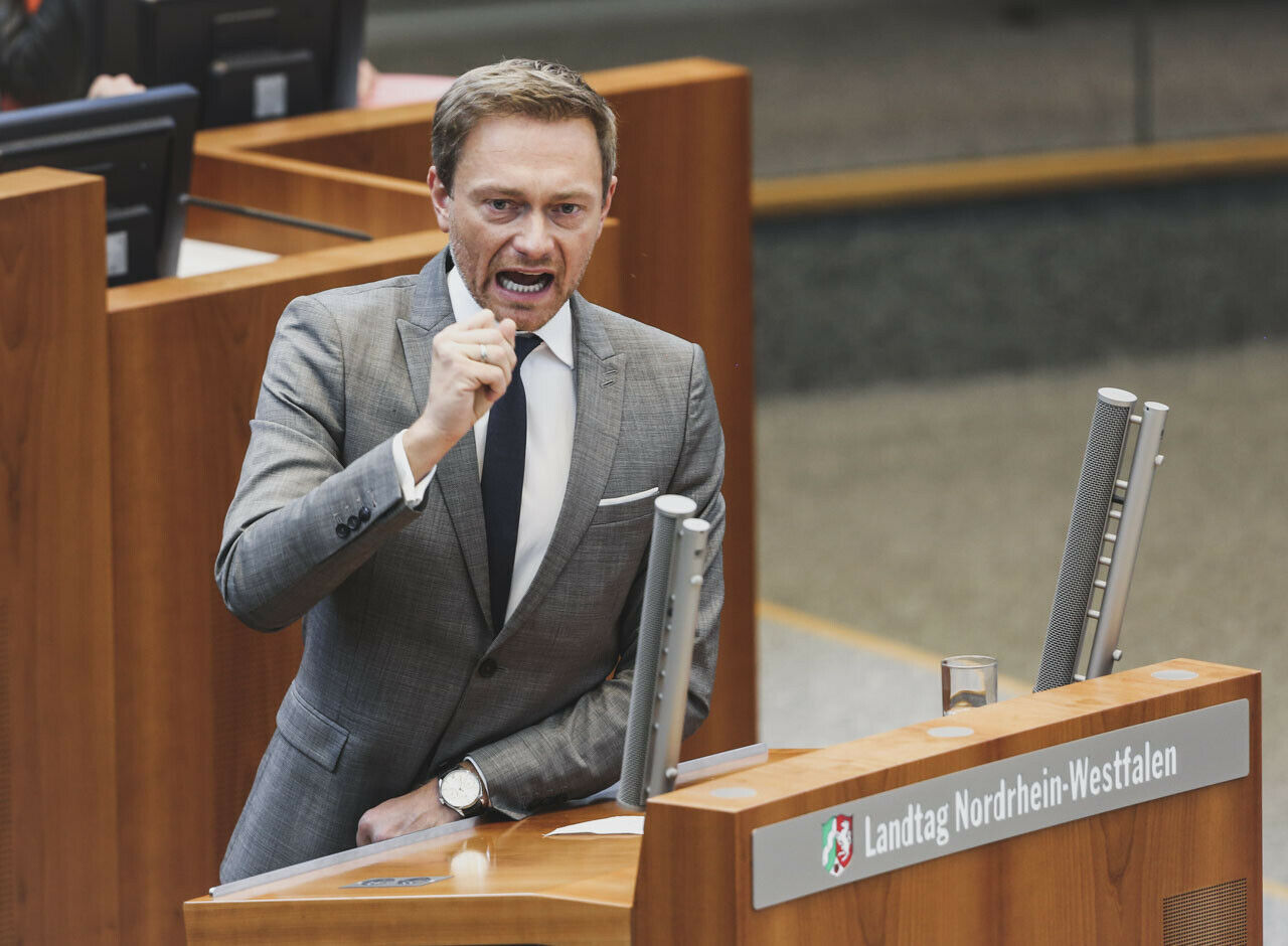 Christian Lindner (FDP, hier bei einer Rede im Landtag NRW) kritisiert die Änderungen am geplanten Mautgesetz: "Jetzt müssen alle politischen Mittel genutzt werden, um diesen törichten Schildbürgerstreich noch zu stoppen"