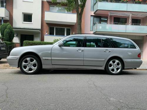 W(S)210, E320, 4-Matic, Avantgarde, seitlich 01.jpg