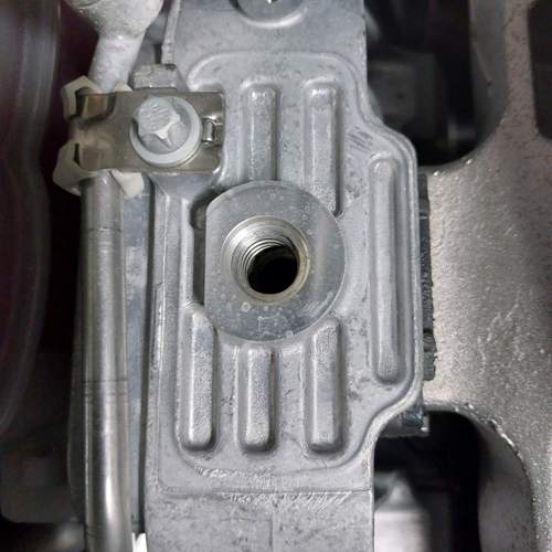 Leeres Gewinde Motorraum