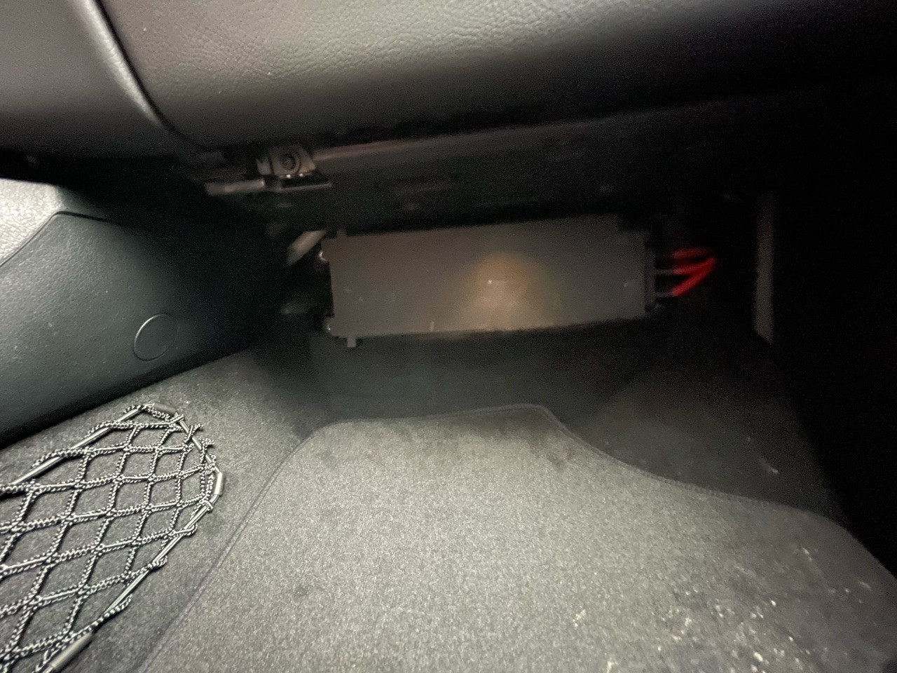 Fehlende Verkleidung/ Dämmung unterm Handschuhfach/im Fußraum