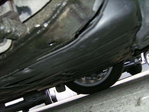 Volvo-s80-2-5t-aussen-unterboden-vorne-plastik-2