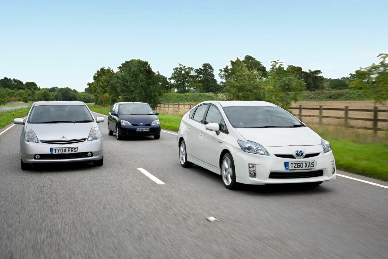 Rückruf wegen eines Software-Problems: Toyota Prius III (rechts, hier mit den Vorgängermodellen)