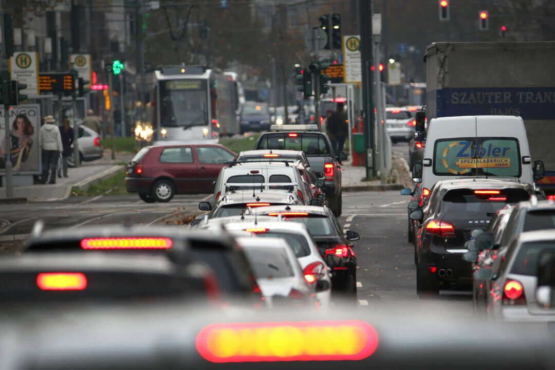Autofahrer denken nur selten an das, was hinter ihnen passiert. Dabei könnte mehr Umsicht manchen Stau entschärfen