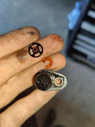 Defekte Membran an der Unterdruckpumpe und Stecker zu Kurbelgehaeuseentlueftung..jpg