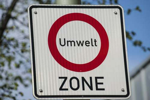 Mit Umweltzonen und Rußpartikelfiltern versucht die Regierung die Feinstaubbelastung durch den Verkehr zu reduzieren