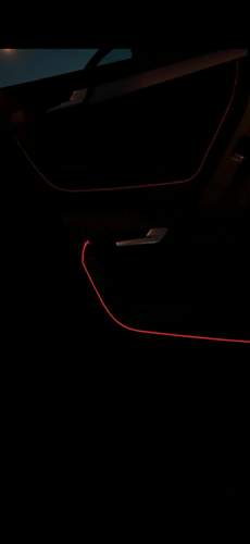 Die obere Lichtleiste ist an den Fensterheber angeschlossen, die untere an einen externen Inverter mit zwei Batterien..jpg