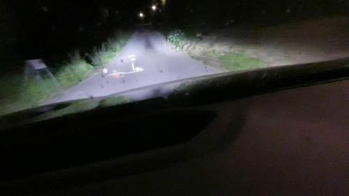 Schwarzes Loch auf der Fahrbahn