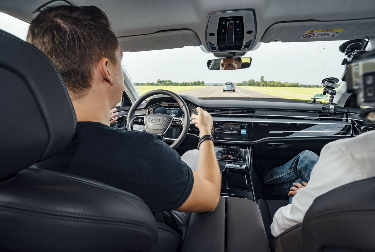 Audi nennt es "Eskalation": MOTOR-TALK-Redakteur Constantin Bergander testet, wie der A8 einen unaufmerksamen Fahrer wachrüttelt