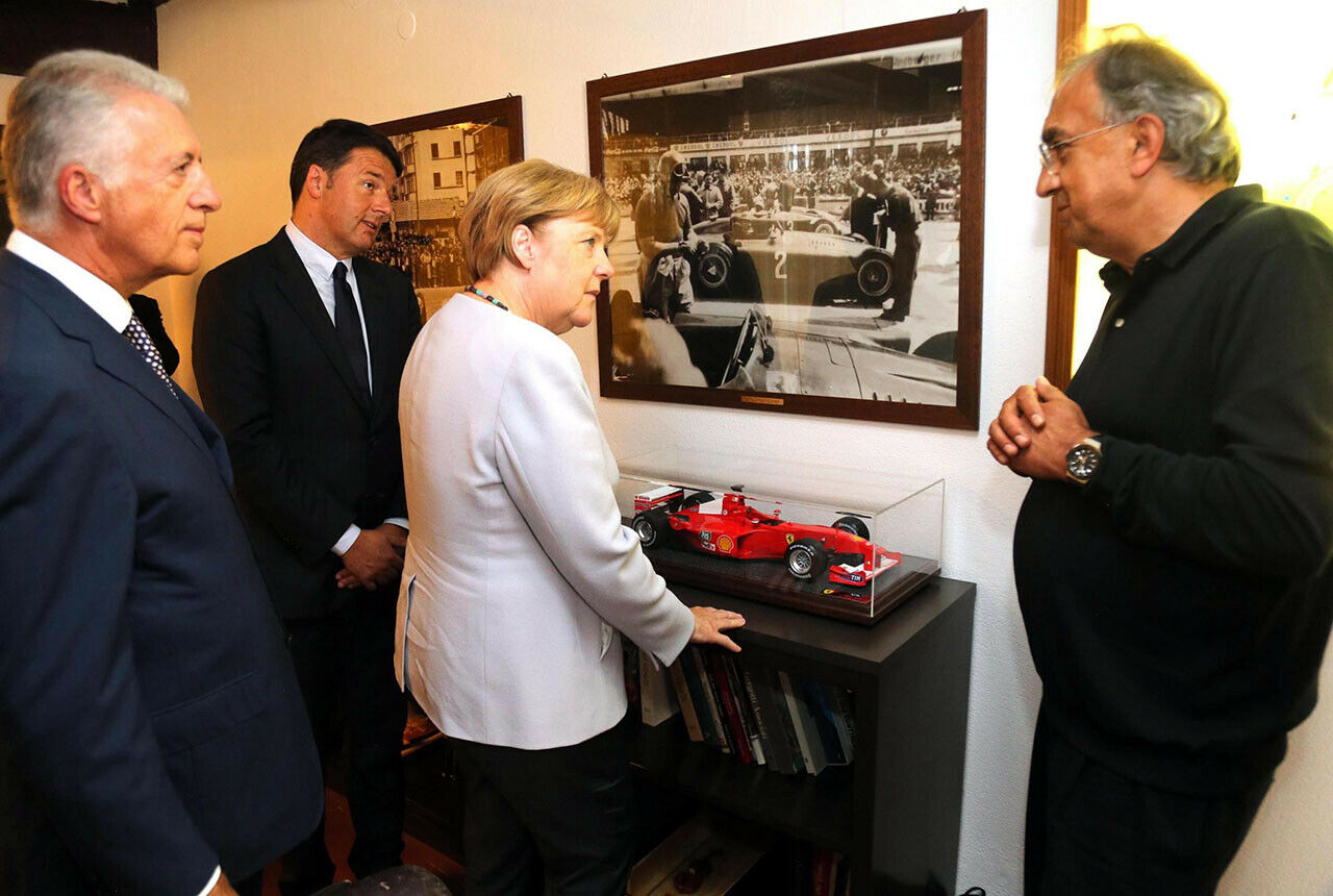 Renzi, Merkel, Marchionne: Der Fiat-Chef führte die Kanzlerin und ihren italienischen Kollegen (hinten links) durch die Ferrari-Zentrale