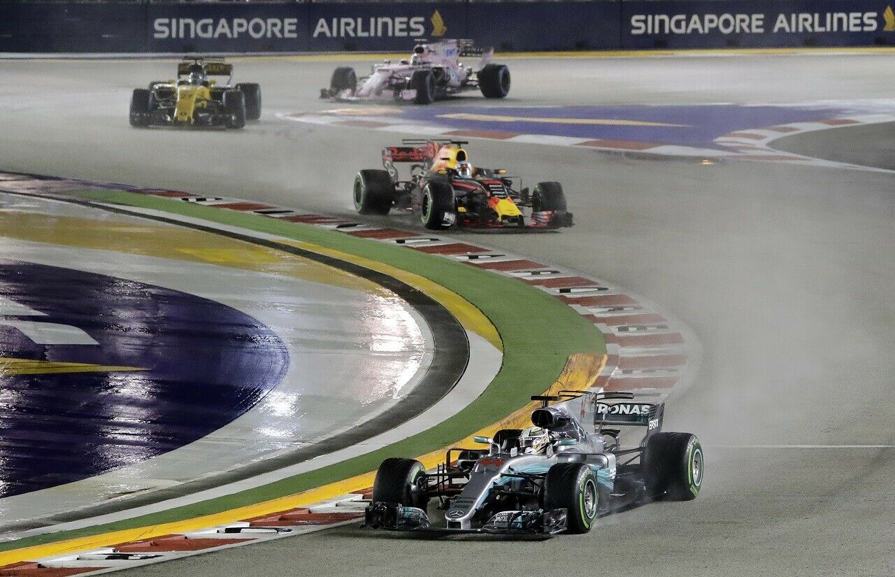 Mercedes-Pilot Lewis Hamilton führt das Feld an