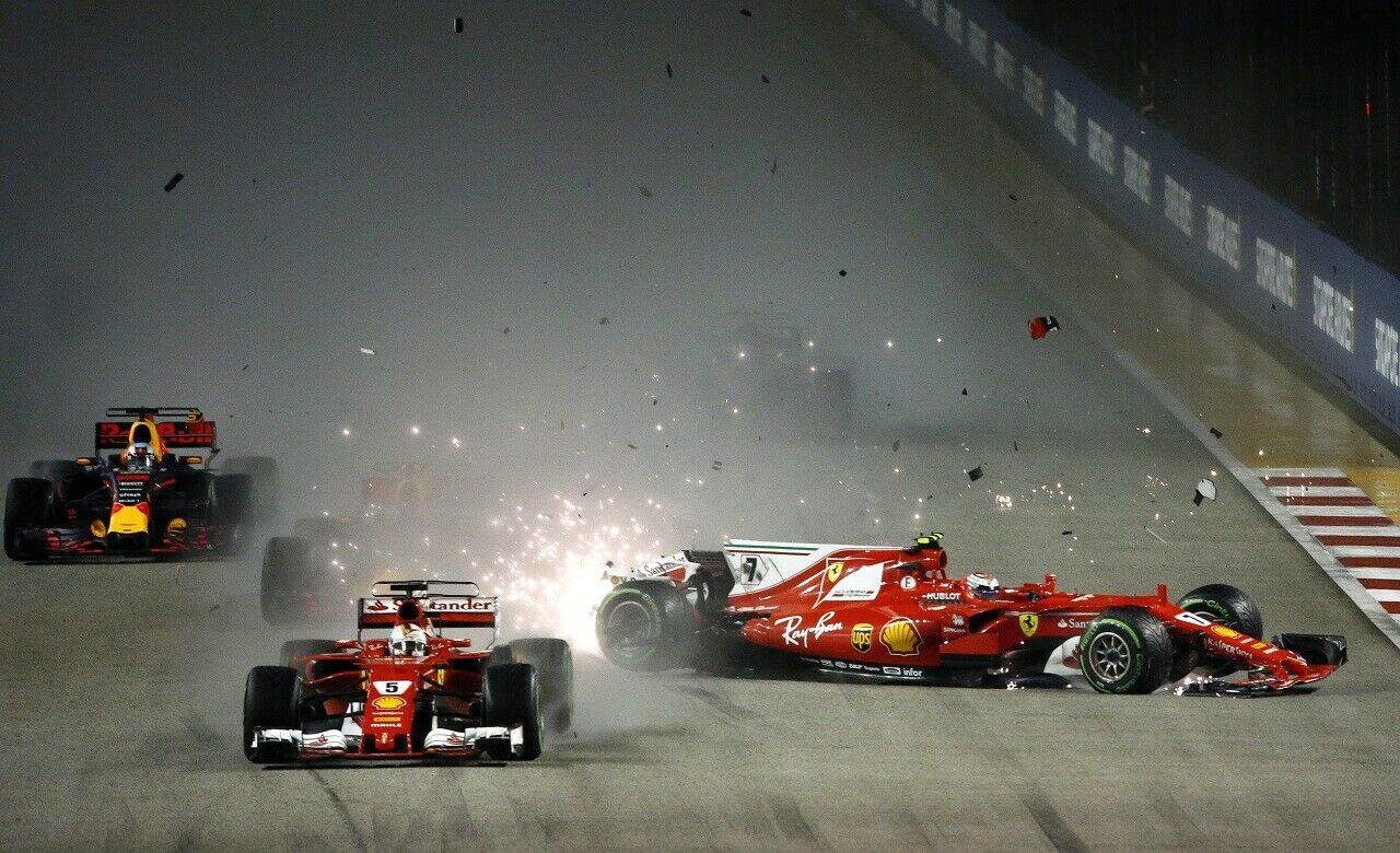 Während des Starts: Ferrari-Pilot Kimi Räikkönen (r.) kollidiert mit seinem Ferrari-Kollegen Sebastian Vettel