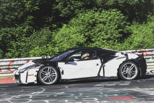 Front- und Heckschürze fallen am Erlkönig bulliger aus als beim regulären Ferrari 488 GTB