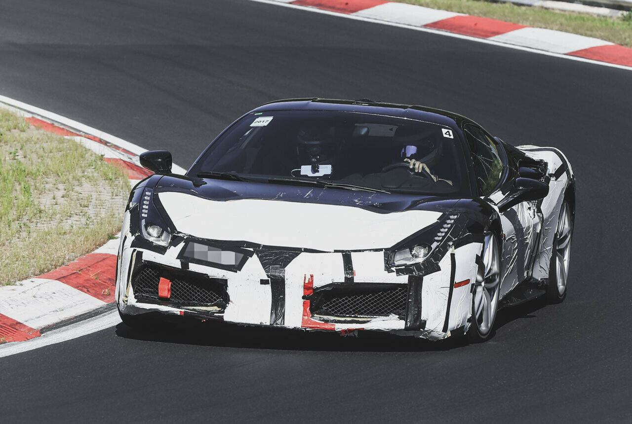 Luftkurort Nürburg? Der Ferrari 488 Erlkönig scheint ein gesteigertes Frischluft-Bedürfnis zu haben - die Lufteinlässe sind größer als beim aktuellen Modell