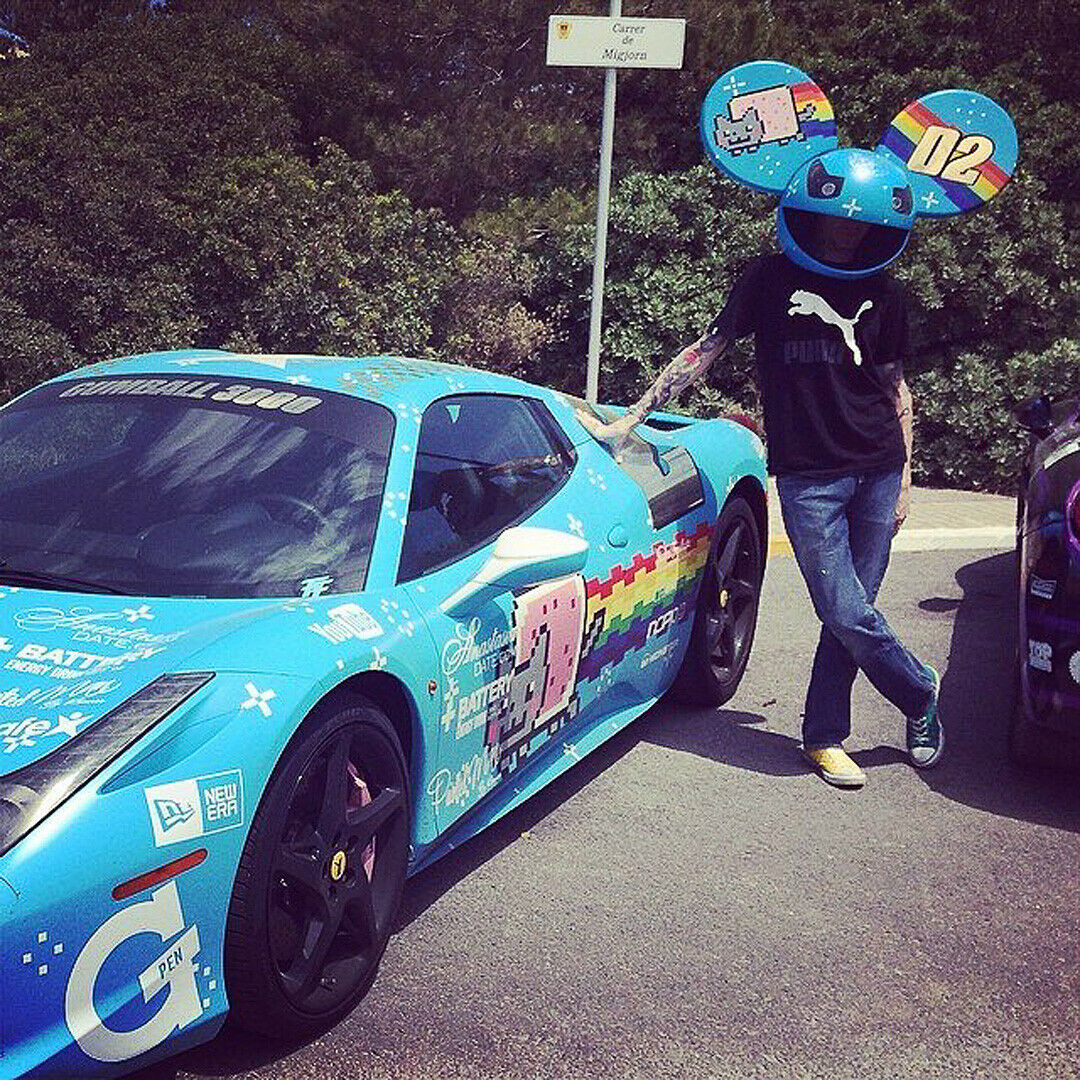 Deadmau5 mit seinen beiden Markenzeichen: Maus-Helm und Purrari