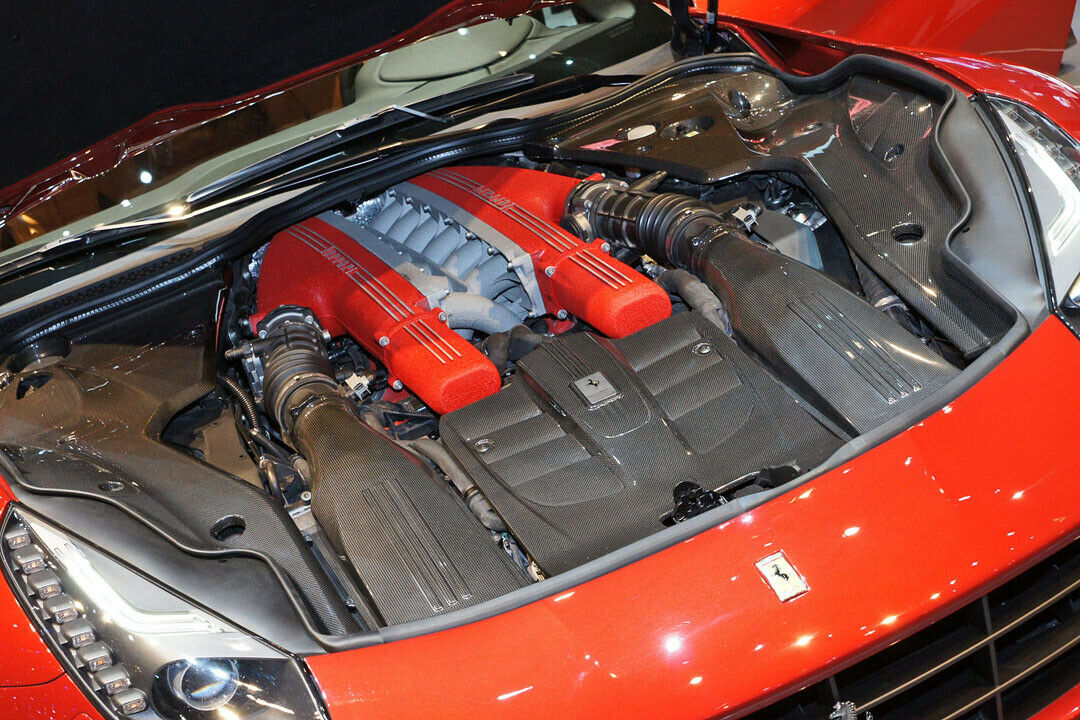 Der Zwölfzylindermotoren, wie hier im Ferrari F12 Berlinetta, sollen künftig von einem 48-Volt-Hybridsystem unterstützt werden