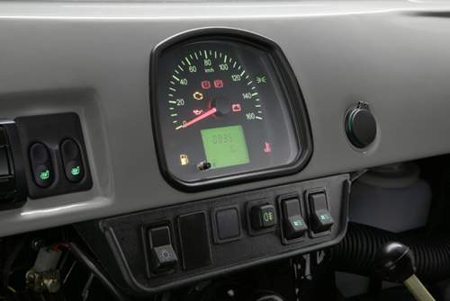 Das Infotainmentsystem des UAZ 452: Trip-Kilometerzähler und Digitaluhr sind informativ und unterhaltsam genug