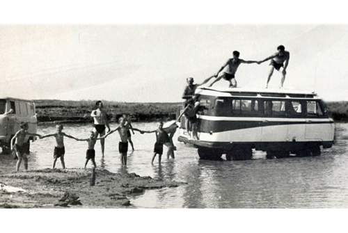 Nostalgiker mögen den Offroad-Bus von UAZ - in Grundzügen hat er sich seit dem einzigen Facelift 1965 kaum verändert, das Konzept stammt von 1958