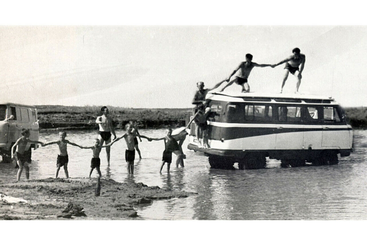 Nostalgiker mögen den Offroad-Bus von UAZ - in Grundzügen hat er sich seit dem einzigen Facelift 1965 kaum verändert, das Konzept stammt von 1958