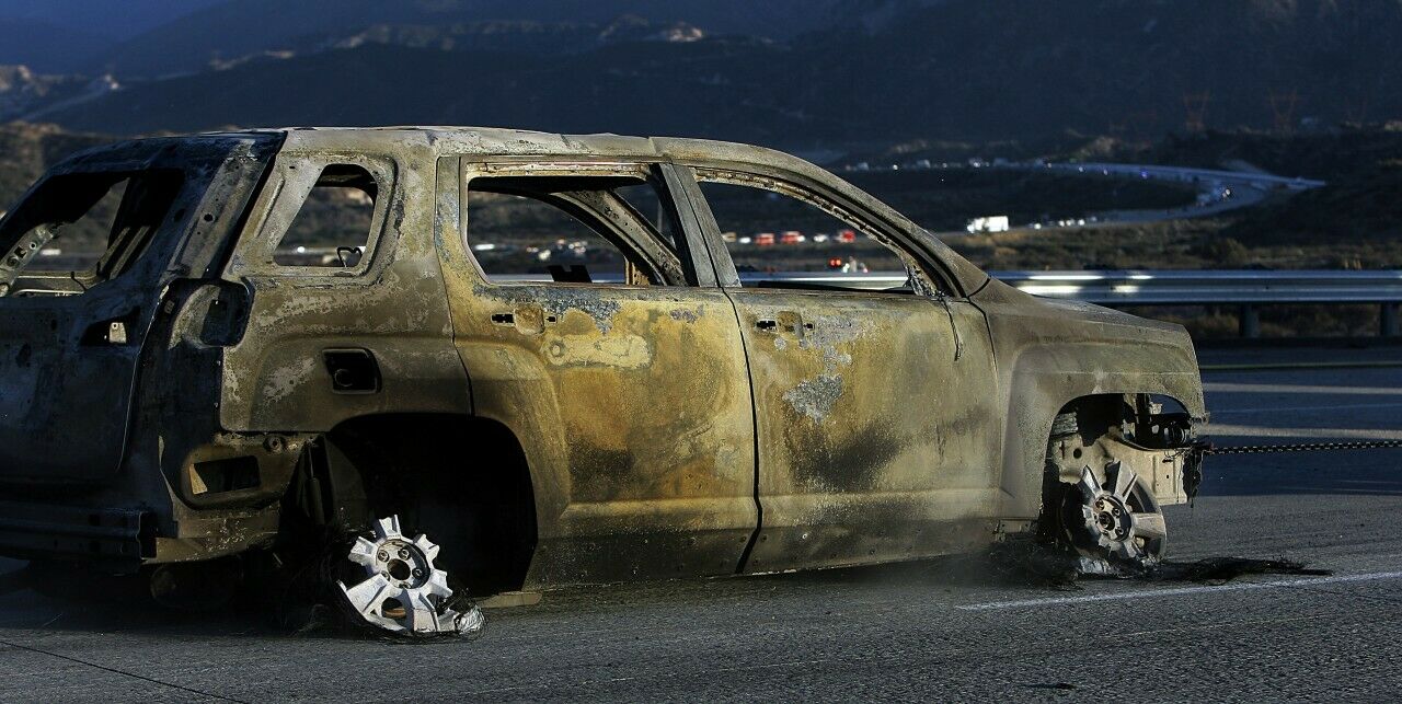 Ein ausgebranntes Fahrzeug am Freeway 15 (Kalifornien)