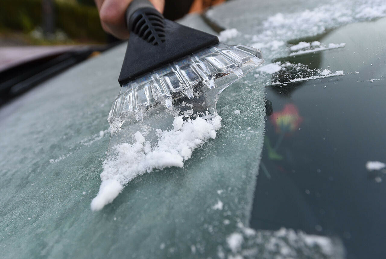 Sicherer, aber mühsamer: Wer sein Fahrzeug mit einem Eiskratzer vom Eis befreit, riskiert zumindest nicht, dass es abbrennt