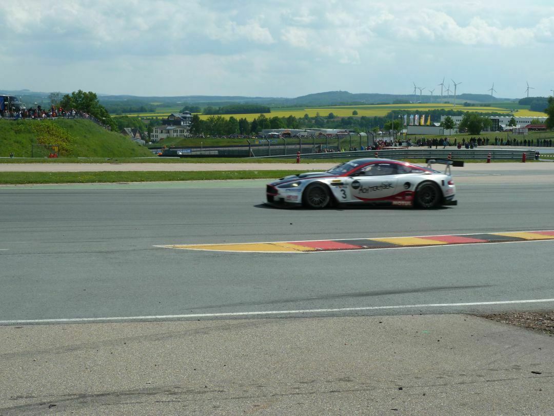 Aston Martin vor Zuschauern