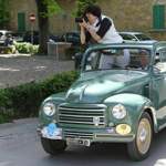 Ragazza Fotografica e Fiat 500 C Berlinetta – Piazza Dante Alighieri, Pienza
