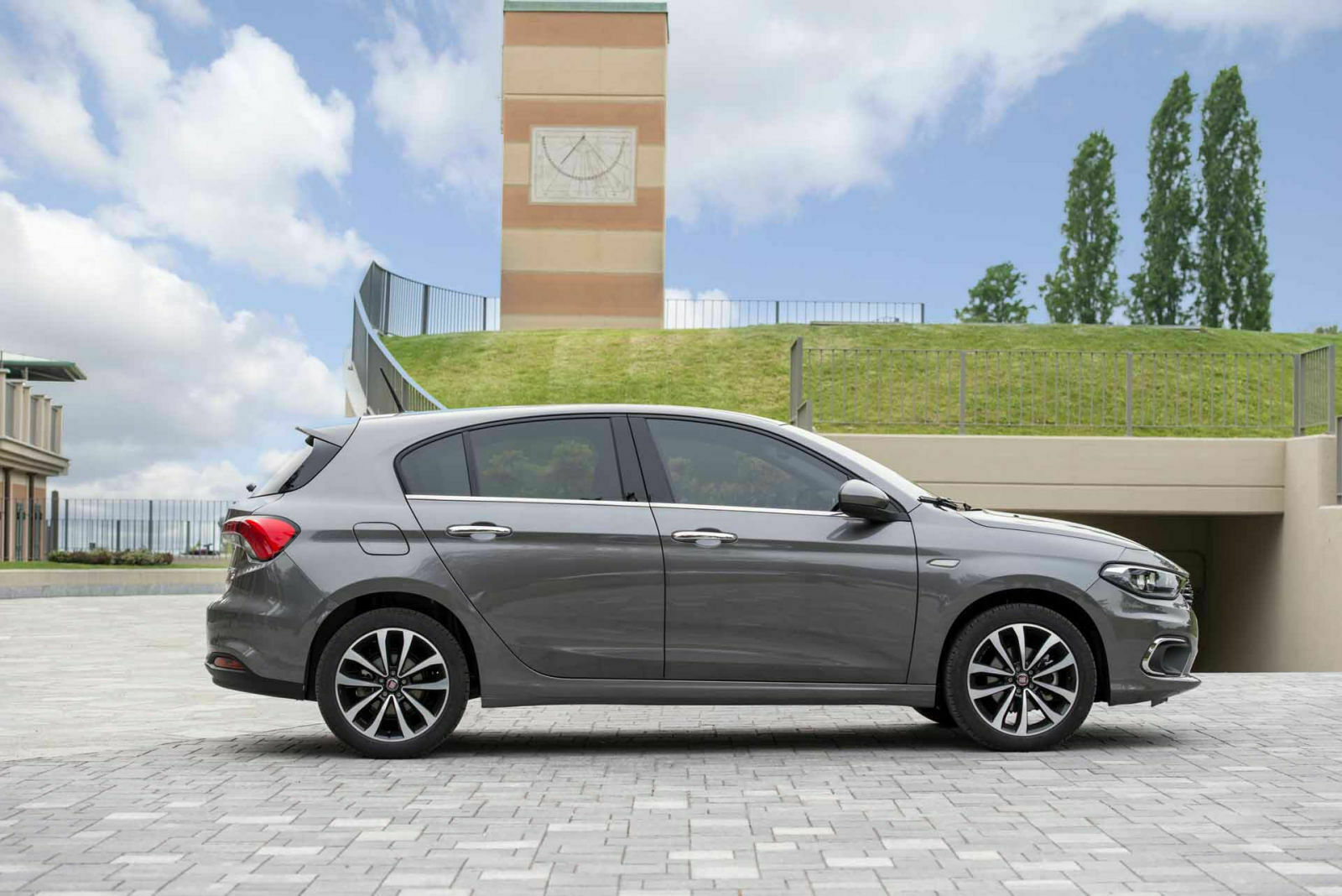 Die Dachlinie des Fiat Tipo mit Steilheck fällt kaum ab nach hinten, das lässt ordentlich Platz für die Köpfe auf der Rückbank