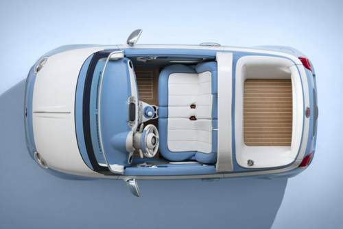 Kleine Yacht: Der Korkbelag am Boden der Fiat-500-Ladefläche soll an Teakholz erinnern - wie es sich an Deck von Luxusbooten findet