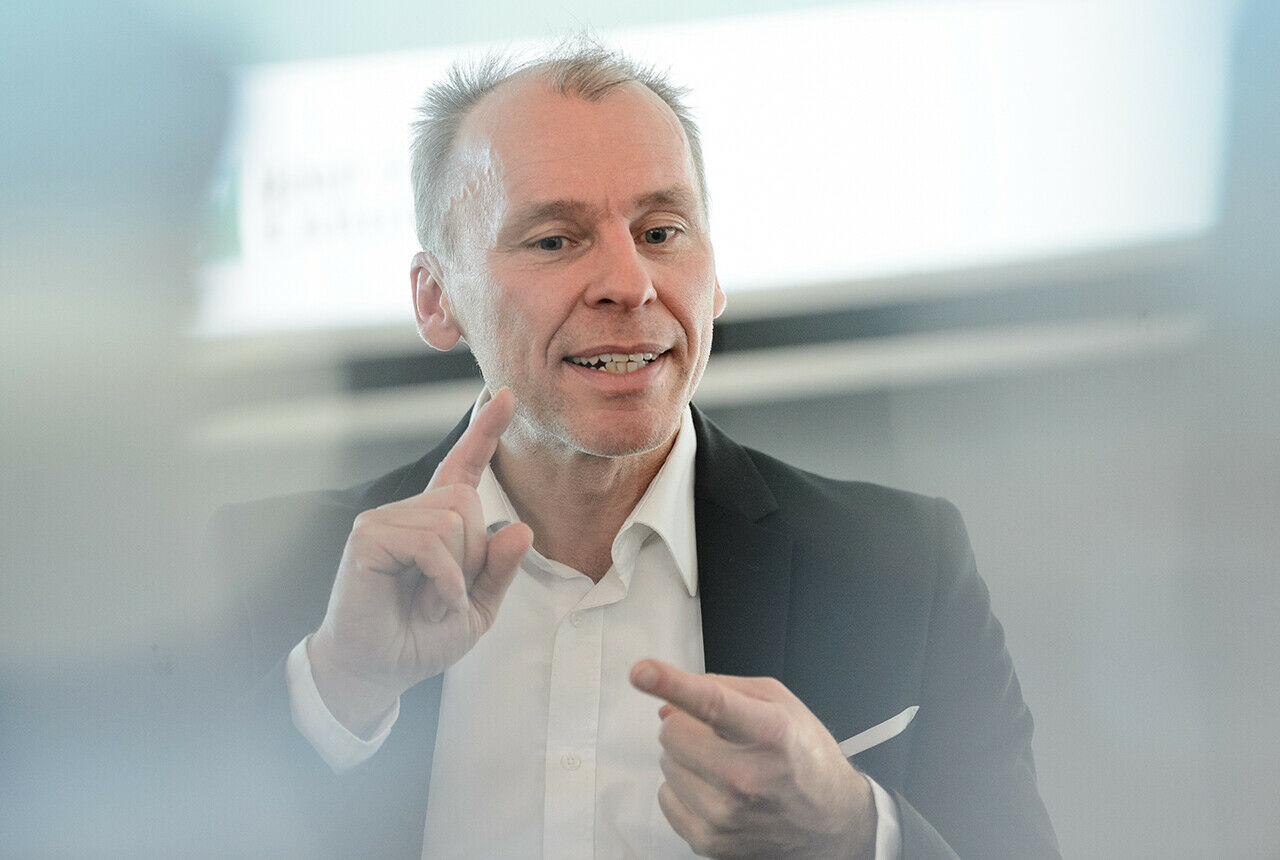 Stefan Bratzel vom Center of Automotive Management sieht einige Geschäftsmodelle der Versicherer in Gefahr