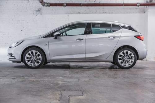 Der Opel Astra ist 4,37 Meter lang, 9 Zentimeter kürzer als der Subaru Impreza