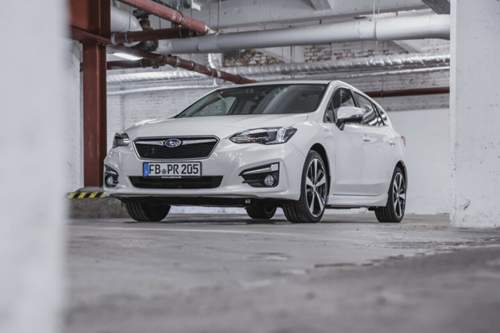 Unser Subaru Impreza kommt in der Sportversion mit 18-Zöllern und tiefer gezogenen Schweller-Verbauten