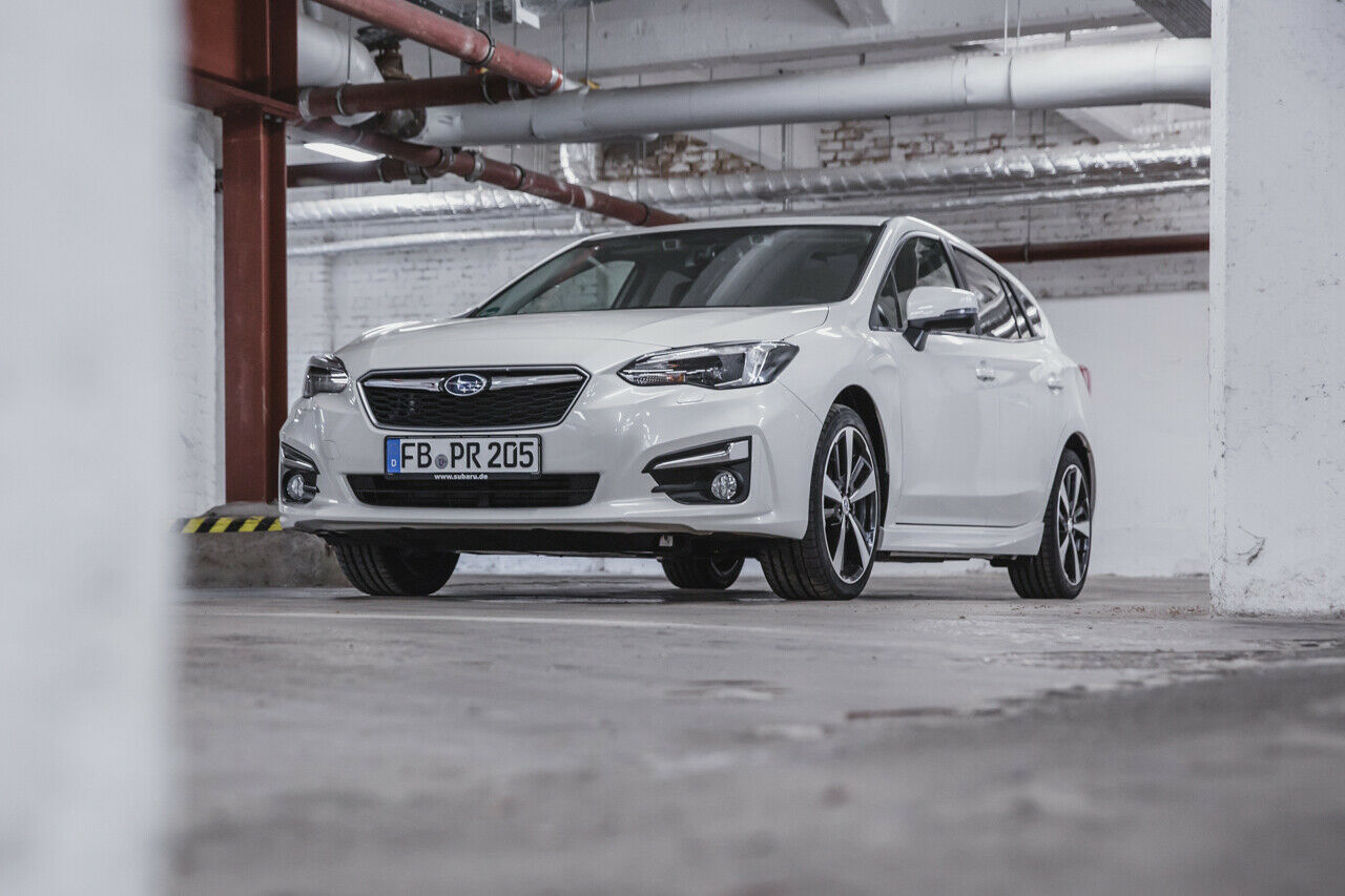 Unser Subaru Impreza kommt in der Sportversion mit 18-Zöllern und tiefer gezogenen Schweller-Verbauten