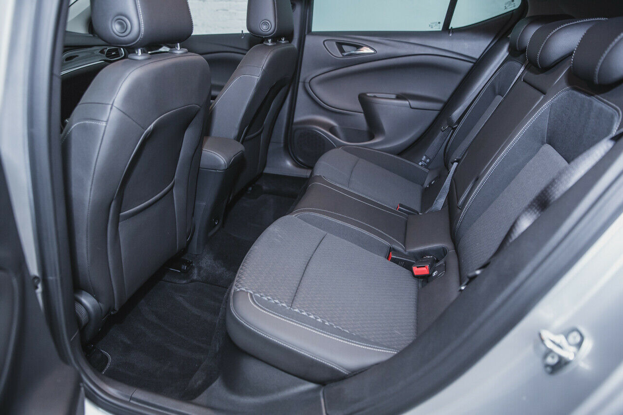 Die zweite Reihe im Opel Astra: Unter dem Vordersitz kann der Platz für große Treter eng werden