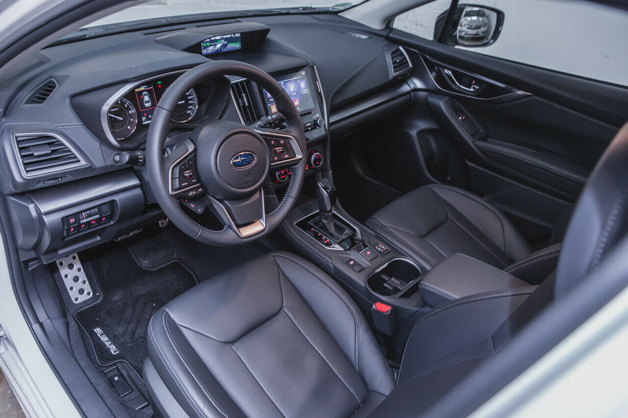 Das Cockpit des Subaru Impreza: Die Sitze bieten weniger Seitenhalt als ihre Optik vermuten lässt