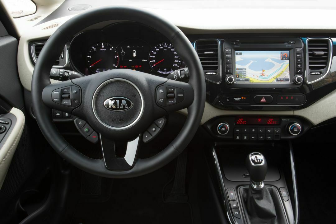 Kia Carens mit der beige-schwarzen Cockpit-Variante.