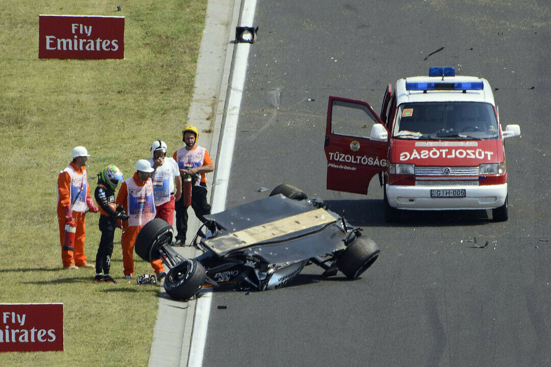 Sergio Perez kam im ersten Training mit seinem Boliden von der Strecke ab und überschlug sich