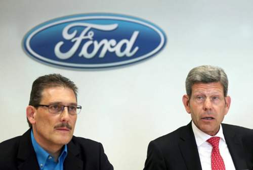 Sie verkündeten die Entscheidung: Ford-Gesamtbetriebsratsvorsitzender Martin Hennig (l.) und Geschäftsführer Bernhard Mattes (r.)