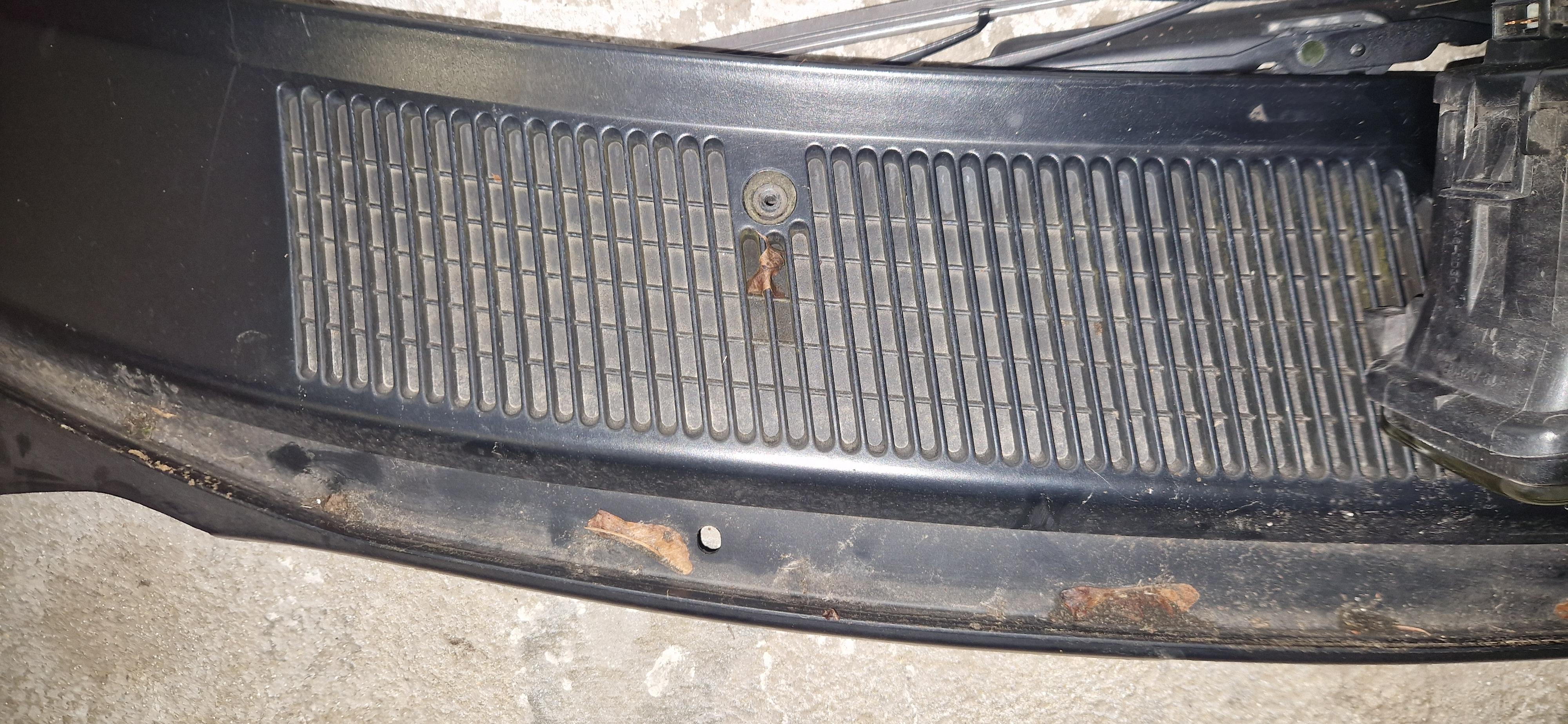 Ford Mondeo MK1: Unterschiede wasserkastenverkleidung?