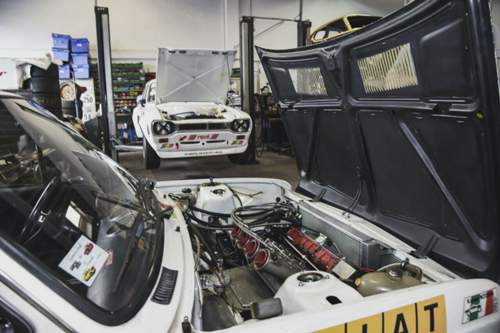 Neben alten Ford-Rennwagen kümmern sich die zwei Schrauber auch um andere Autos – Alltagsfahrzeuge sowie historische Rennwagen der 1970er-Jahre