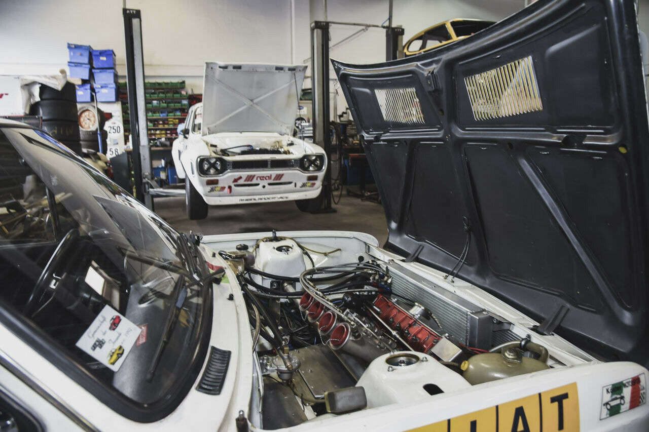 Neben alten Ford-Rennwagen kümmern sich die zwei Schrauber auch um andere Autos – Alltagsfahrzeuge sowie historische Rennwagen der 1970er-Jahre