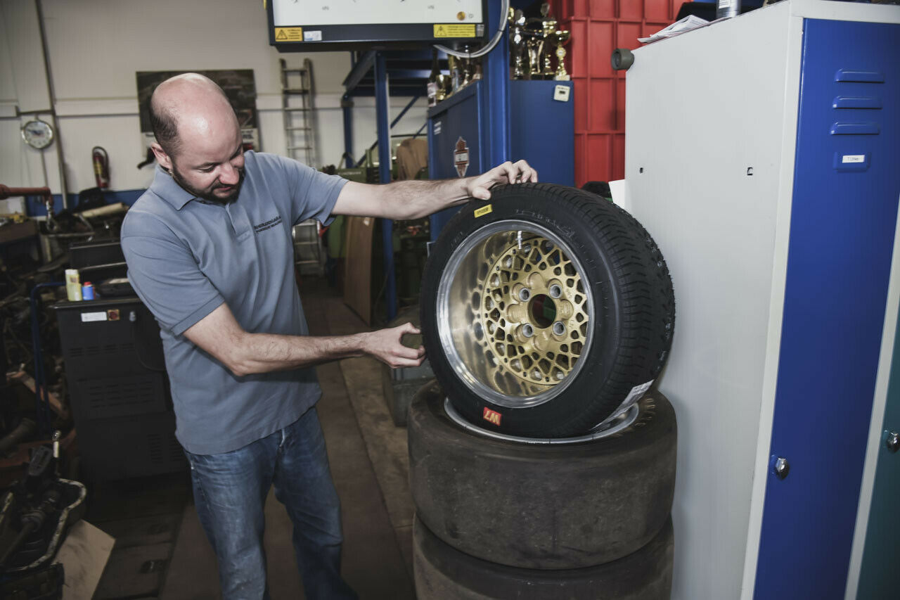 Hans-Gerd Brauneiser hat zwar den Beruf des Feinmechanikers gelernt, aber früh die Liebe zu Ford-Rennwagen entdeckt. Klassische goldene BBS-Felgen mit neuen Reifen gehören an jeden Capri oder Escort