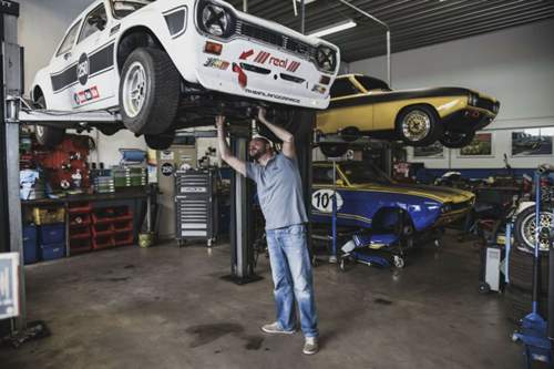 Die Rheinlandgarage aus Köln hat sich auf Ford-Rennmotoren spezialisiert, wie bei diesem historischen Ford Escort. In der Woche kümmern sich die beiden um normale Inspektions- und Wartungsarbeiten